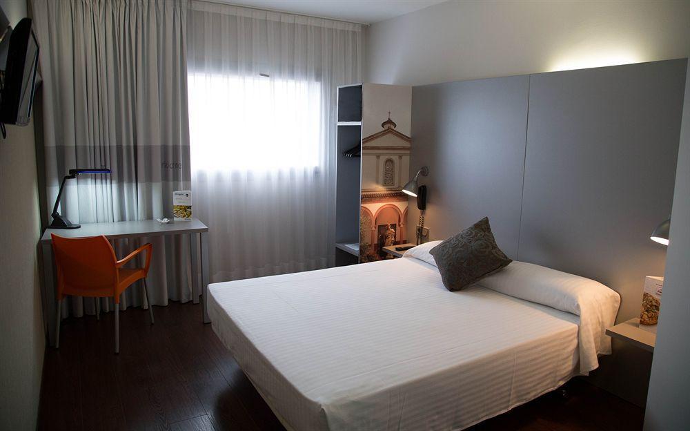บี แอนด์ บี โฮเต็ล กราโนเยอร์ Hotel Les Franqueses del Valles ภายนอก รูปภาพ
