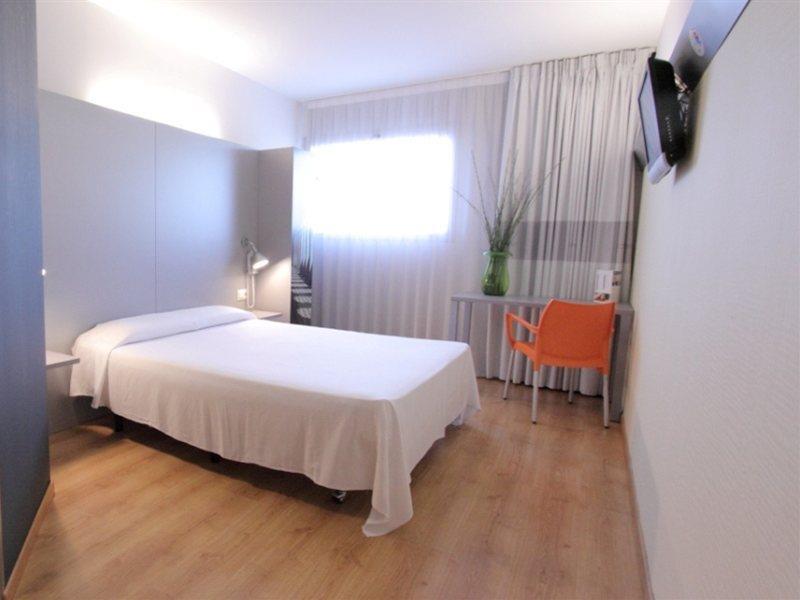 บี แอนด์ บี โฮเต็ล กราโนเยอร์ Hotel Les Franqueses del Valles ภายนอก รูปภาพ
