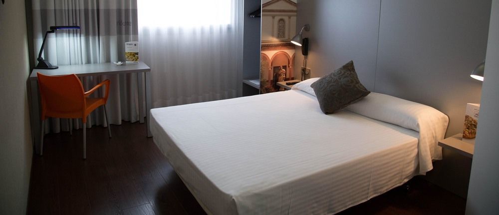 บี แอนด์ บี โฮเต็ล กราโนเยอร์ Hotel Les Franqueses del Valles ภายนอก รูปภาพ